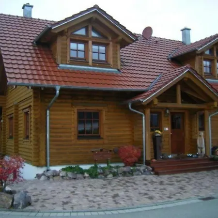 Gemuetliche Souterrain Ferienwohnung In Einem Holzhaus Mit Freisitz *