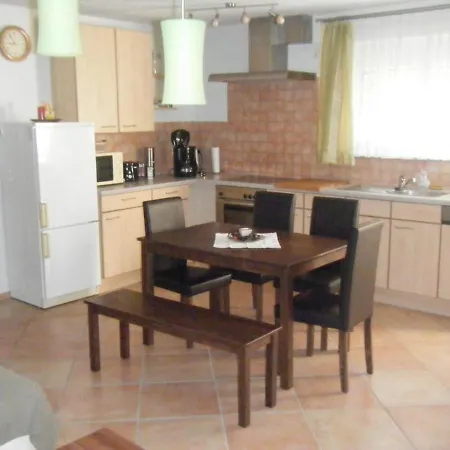 公寓 Gemuetliche Souterrain Ferienwohnung In Einem Holzhaus Mit Freisitz *