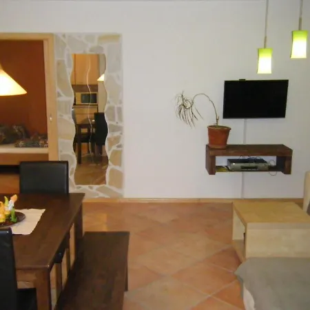 Gemuetliche Souterrain Ferienwohnung In Einem Holzhaus Mit Freisitz Apartment