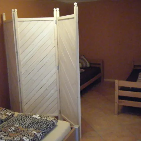 Gemuetliche Souterrain Ferienwohnung In Einem Holzhaus Mit Freisitz 鲁斯特